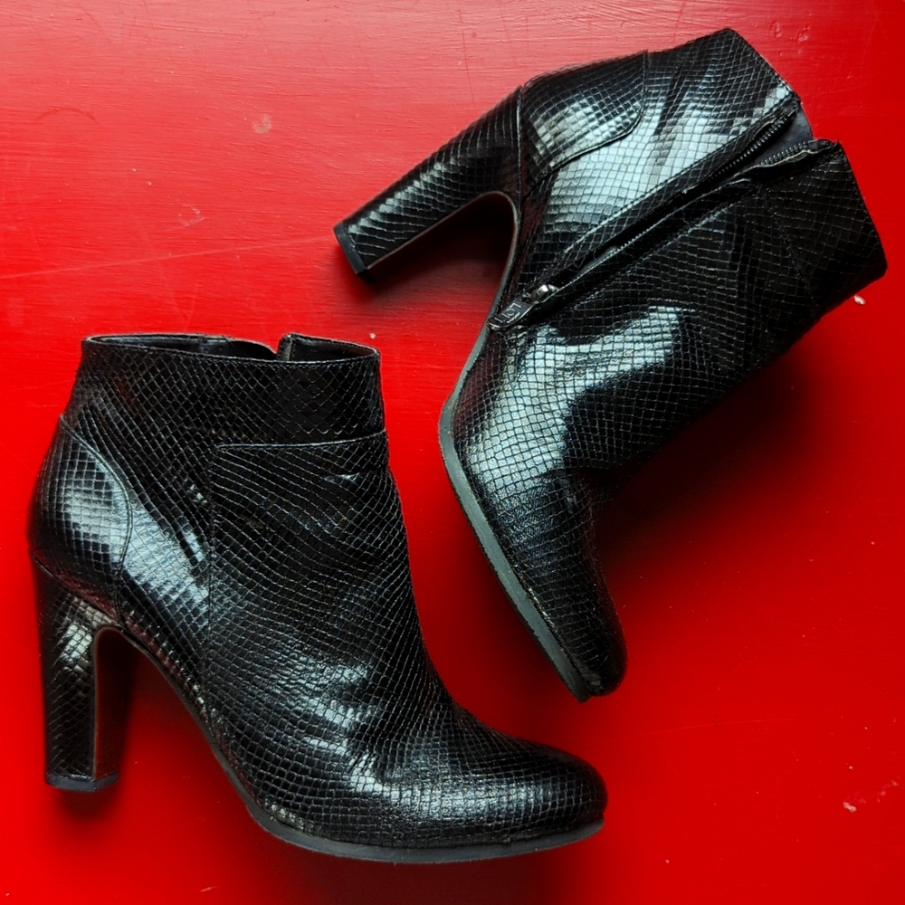 Ann Taylor Loft-Y2K Vtg Black Snake Skin Embossed Zip up Booties